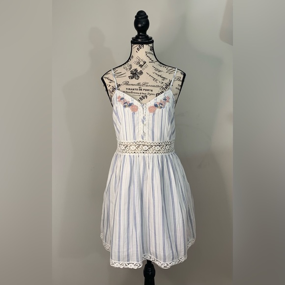 Abercrombie & Fitch Dresses & Skirts - Abercrombie & Fitch floral Sundress White Stripe Smocked Short Size: MP